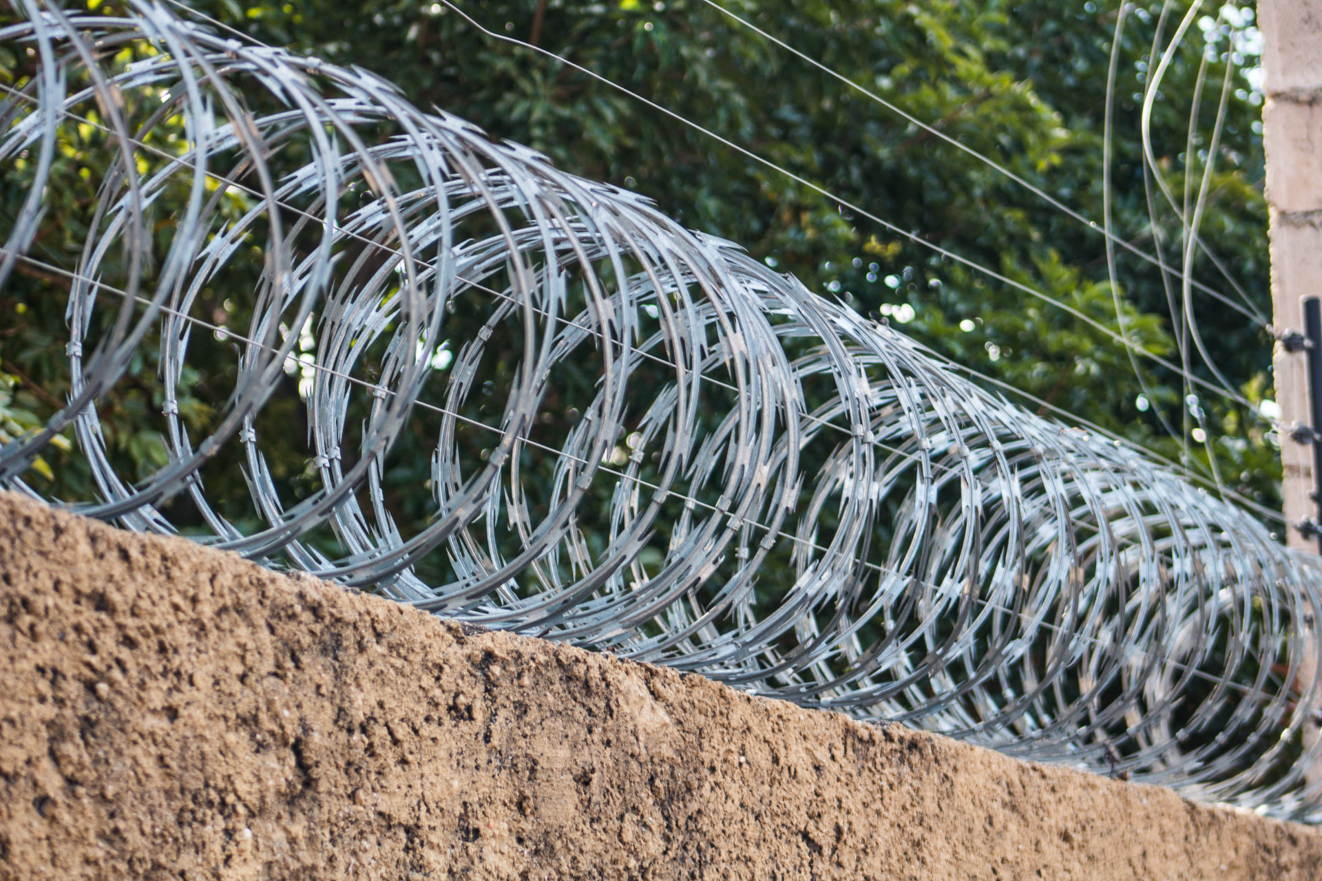 Concertina galvanizada instalada sobre un muro perimetral