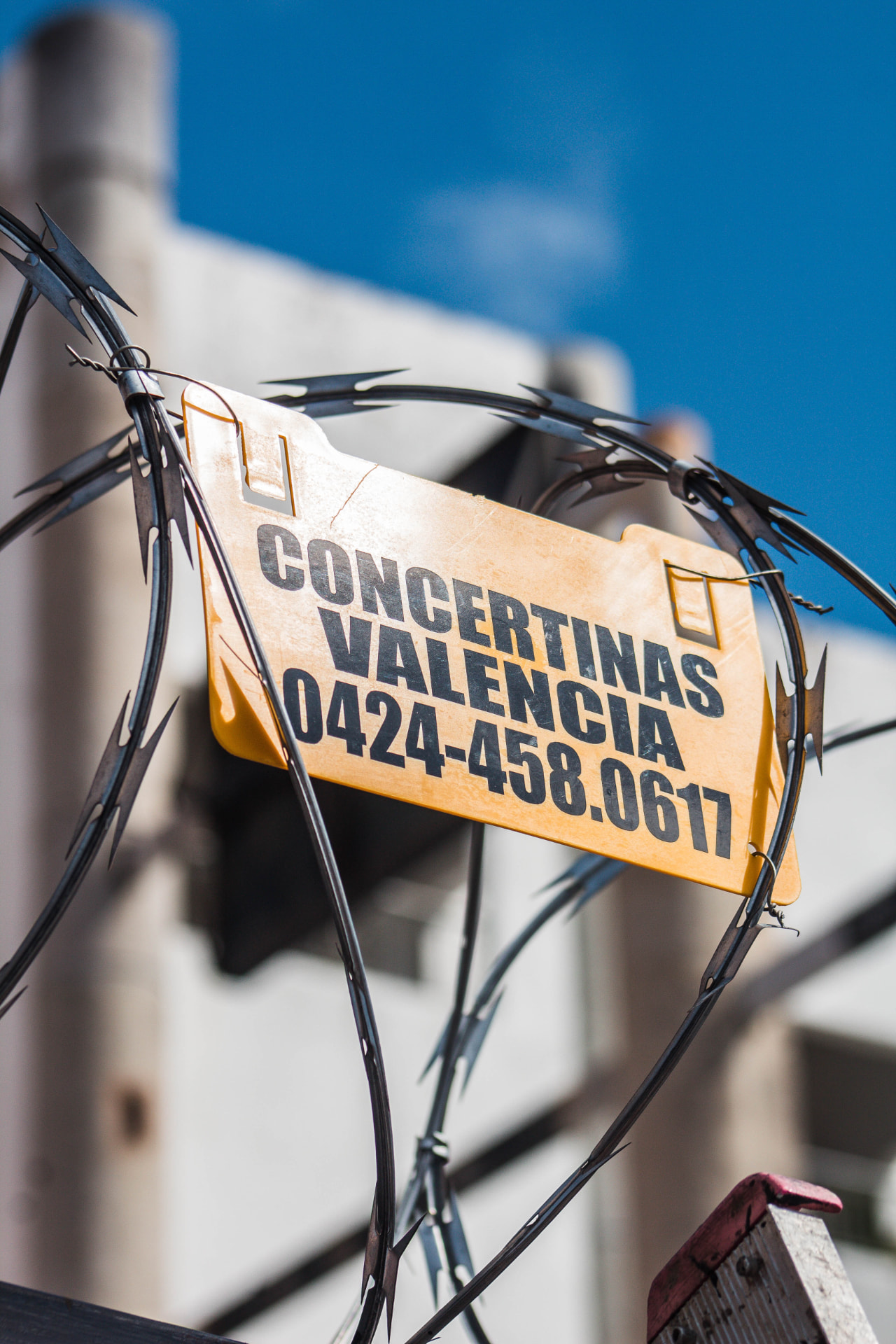 Identificación de Concertinas Valencia colocada sobre concertina
